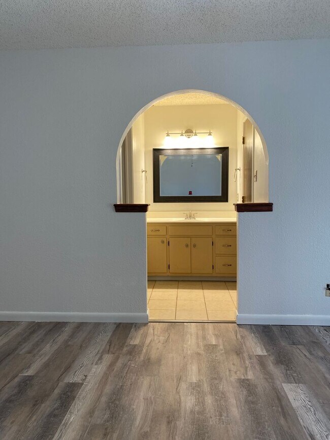 Building Photo - Eastside Beauty with an updated kitchen and sunroom