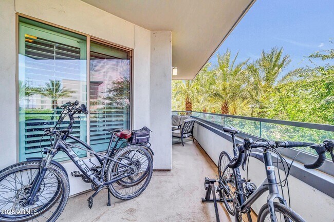 Building Photo - 945 E Playa Del Norte Dr