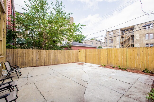 Building Photo - 2648 W Lunt Ave