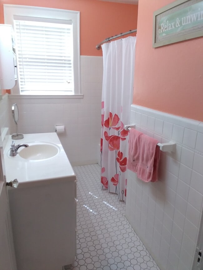 Building Photo - 707 Columbus Dr