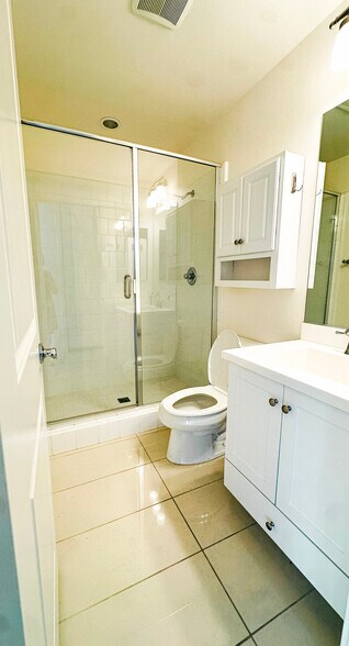 Bathroom in 1st floor - 24 Clover