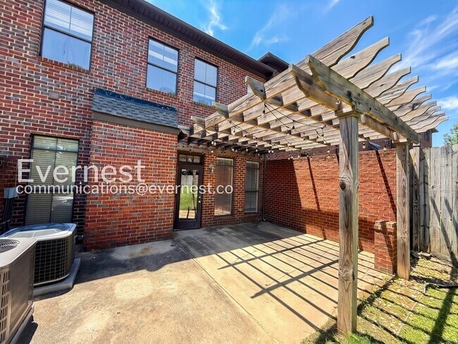 Building Photo - Comfort Meets Modern Convenience with Fireplace / 3 Beds & 2.5 Bath / Available Now