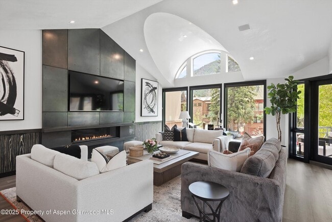 Building Photo - 120 S Spring St