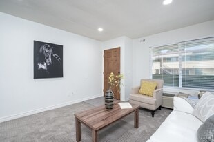 Building Photo - 1681 Bayview Heights Dr