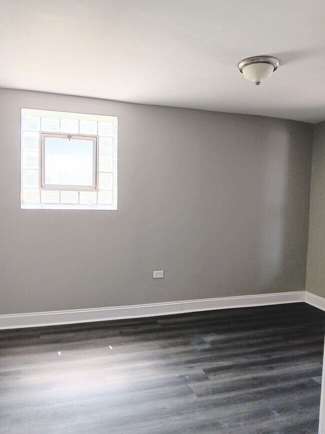 Building Photo - Gorgeous 4 bed, 2 bath located in the Heart of East Chicago