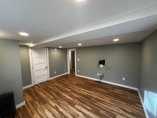 Building Photo - AVAILABLE NOW! "Charming 3-Bedroom Oasis with 2 Full Baths in the Sunset Neighborhood!"