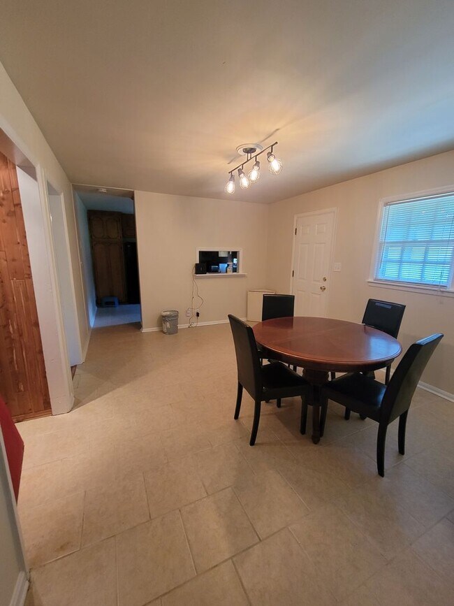 Building Photo - 3 Bedroom 2 Bathroom Home with One Car Attached Garage in Valley Park Homes Subdivision