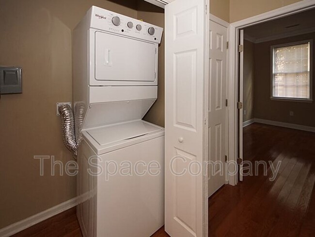 Building Photo - 126 Logan St