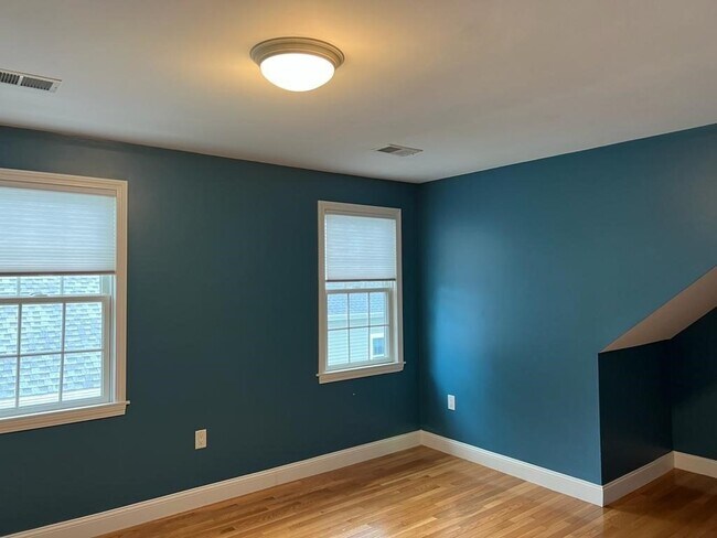Building Photo - 303 Cabot St