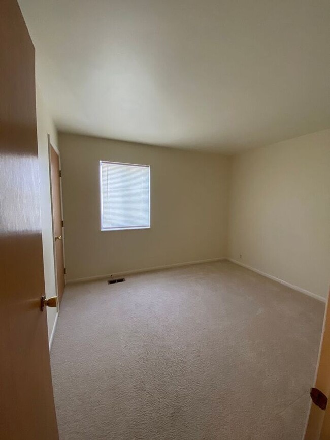 Building Photo - 3 Bedroom Townhome