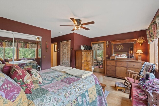 Building Photo - Cozy Green Mountain Falls Cottage