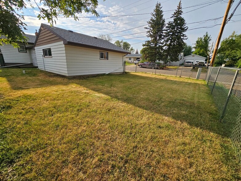 Fenced Backyard - 868 Park Ave