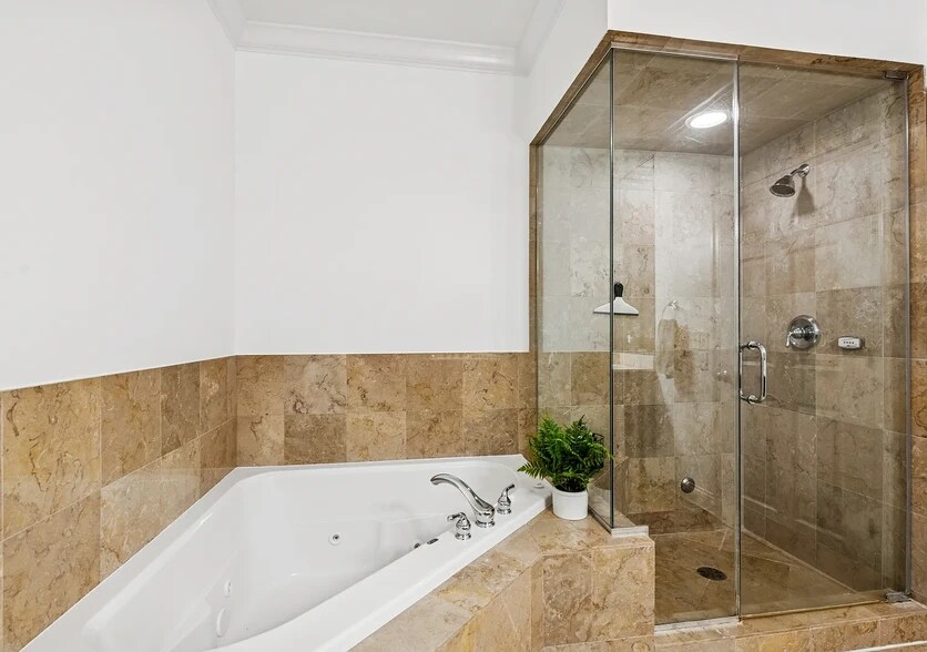 Building Photo - 453 N May St