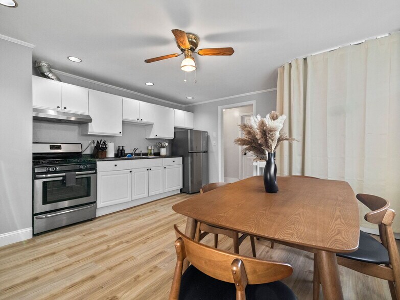 Building Photo - 168 School St