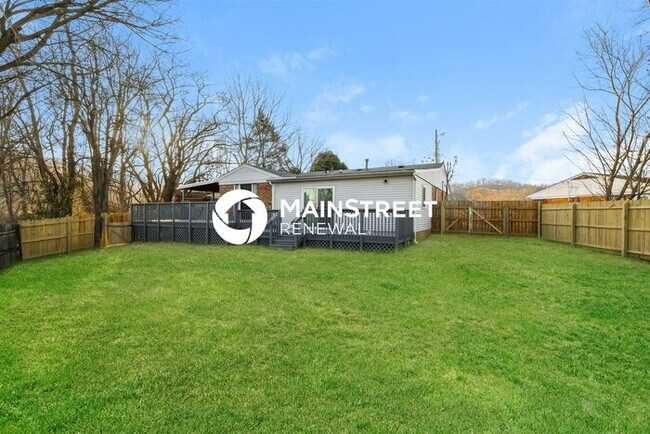 Building Photo - 5 Bedroom Pet-Friendly Home in Louisville, KY with Main Street Renewal