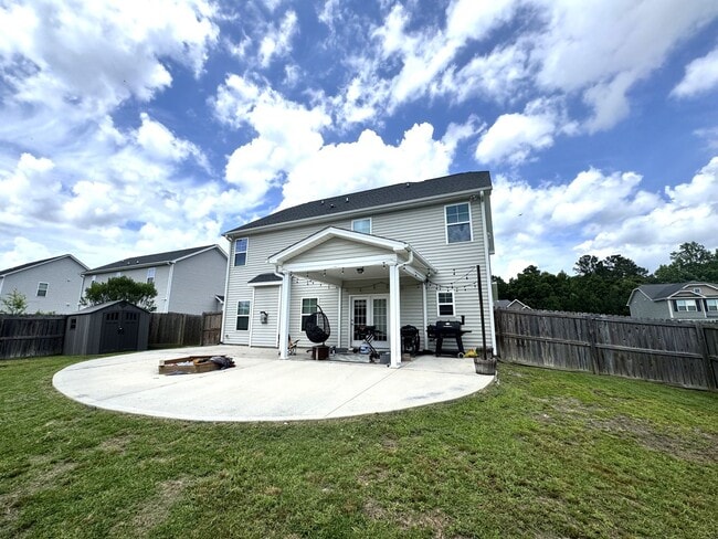 Building Photo - Beautiful Kitchen, Fenced Yard, Community Pool – Welcome Home!