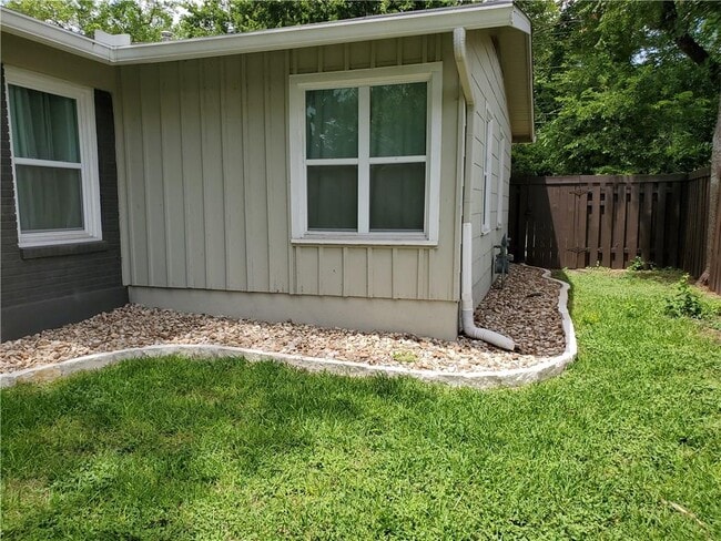 Building Photo - 1408 Broadmoor Dr