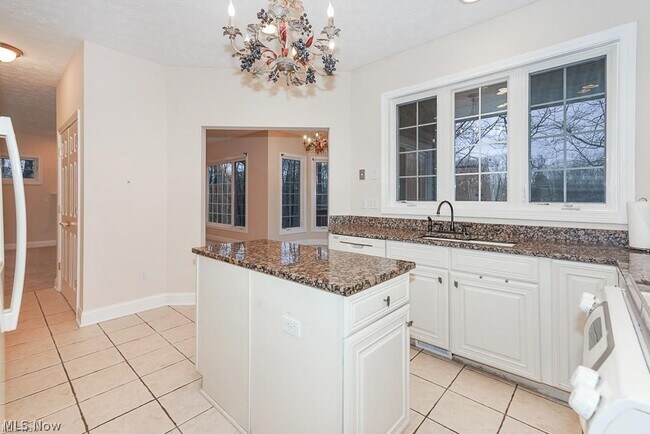 Building Photo - 3729 Edgehill Dr