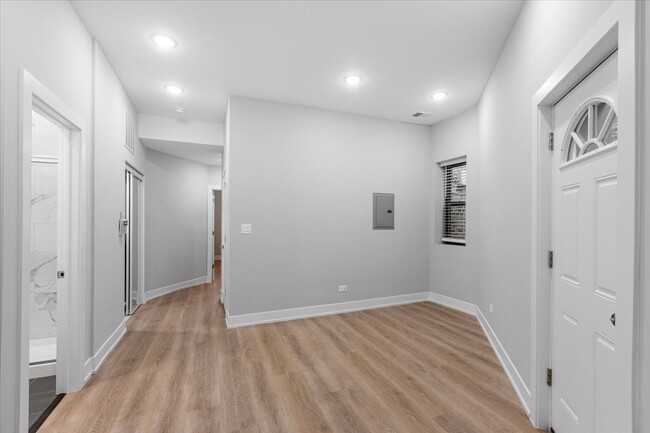 Building Photo - Pets are Allowed! Fabulous 2bd with modern...