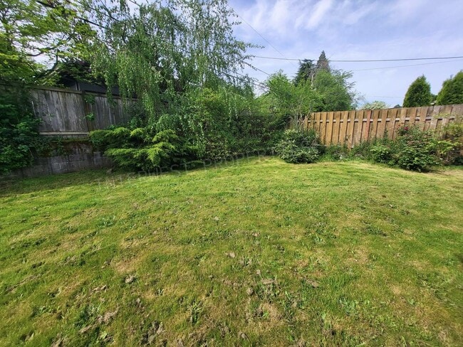 Building Photo - 3 Bd 1.5 ba Ranch Style Home in NE PDX With Washer/Dryer Hook-ups, Fenced Backyard & 2 Car Garage!