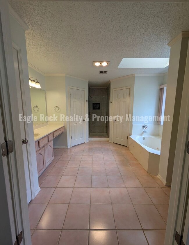 Building Photo - 1304 N Umbrella Ave