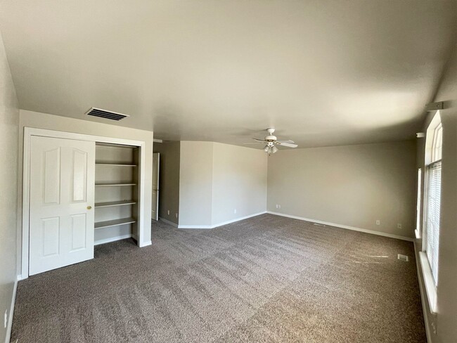 Building Photo - Beautiful 5bd 3ba home on corner lot, Edge...