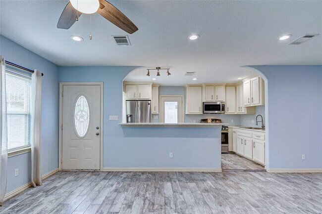 Building Photo - 8020 Bendell Dr