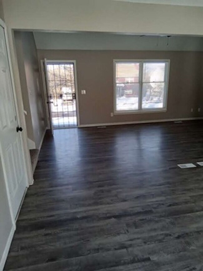 Building Photo - 2409 NE Carousel Cir
