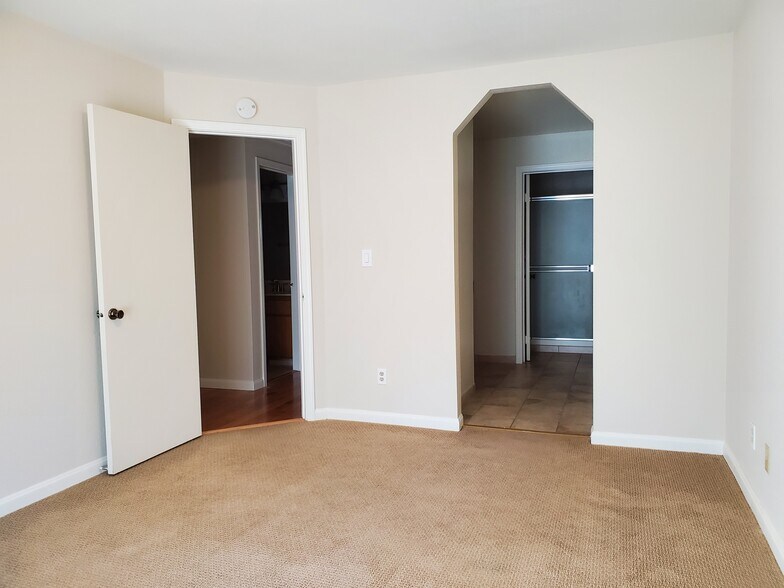 Building Photo - 2072 Fostoria Cir