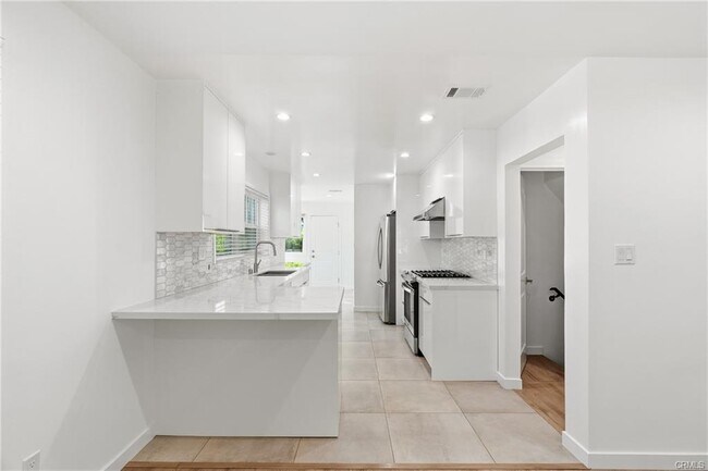 Building Photo - 2510 Paloma St