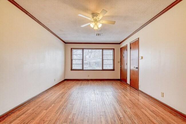 Building Photo - Charming Central Norman Home!