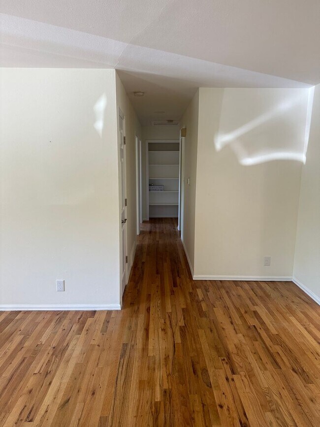 Building Photo - Spacious 3 Bedroom House with Attached Garage and Large Yard!