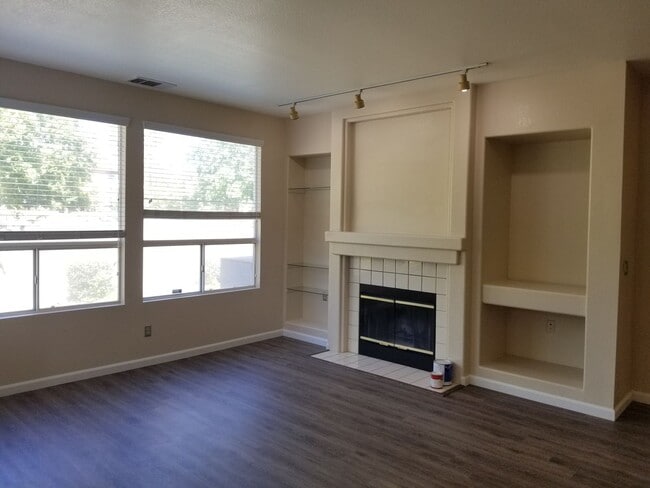 Building Photo - Elk Grove