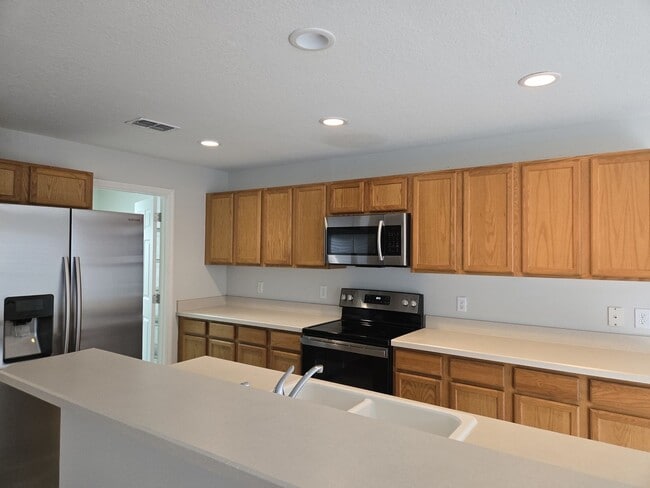 Building Photo - Avalon Park: 3 Bedroom, 2.5 Bath, 2 Car Garage Townhome