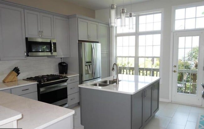 Super Light - 1439 N Scott St