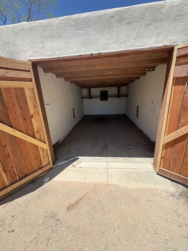 Building Photo - Central Tucson charming historic adobe home