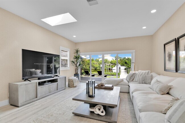 Building Photo - 17026 Bay St