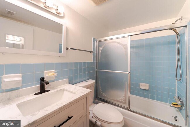 Building Photo - 37 Canterbury Square