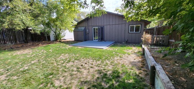 Building Photo - 2 bed 1.5 bath Downtown Bend - Large Master - Fenced Yard