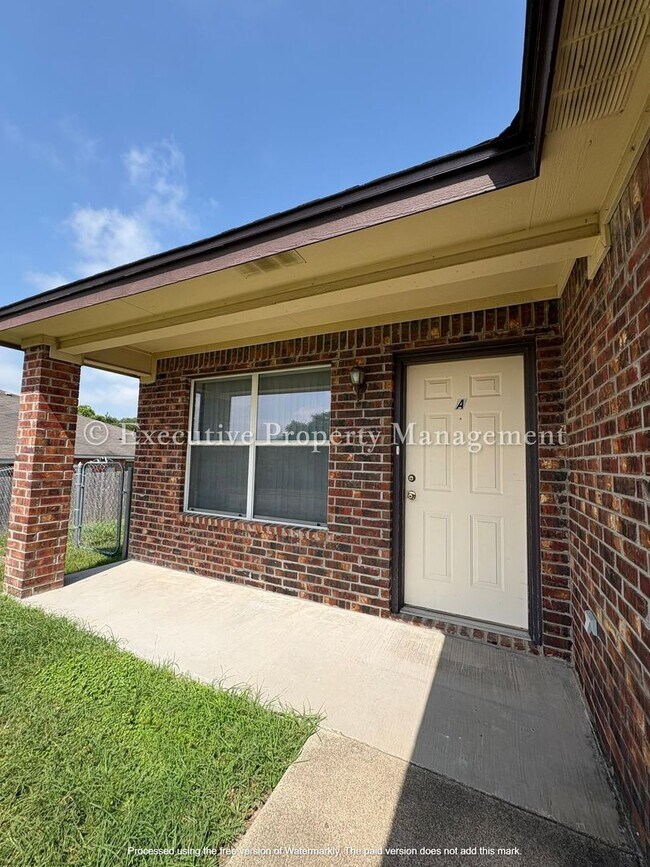 Building Photo - 331 Janelle Dr