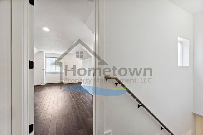 Building Photo - 4 Bedroom 4 Bathroom Home with Attached 2-...