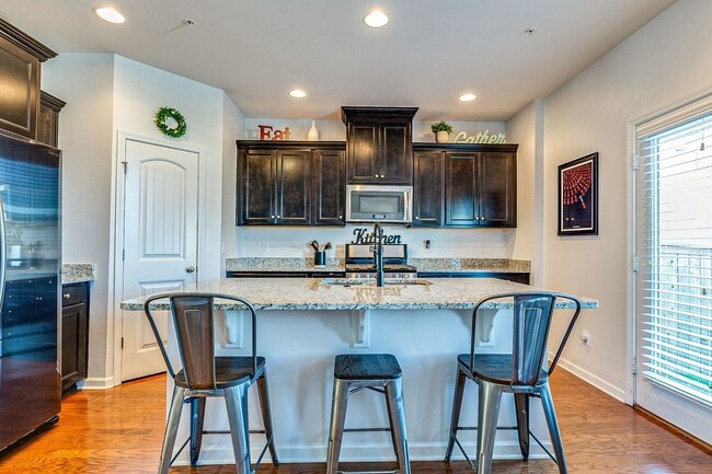 Building Photo - Beautiful 3 Bed, 2/1 Bath Mount Juliet Tow...