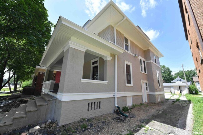Building Photo - 1027 N University St