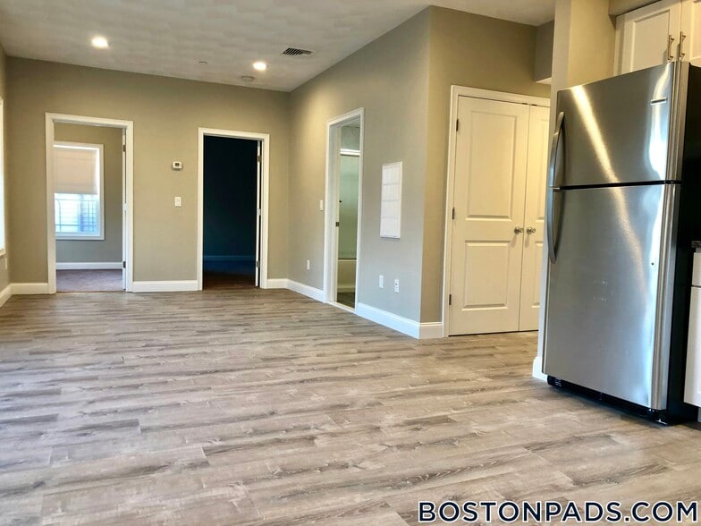 Building Photo - 9 Dehon St