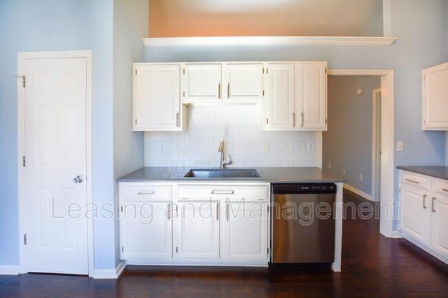 Building Photo - 606 Portico Park