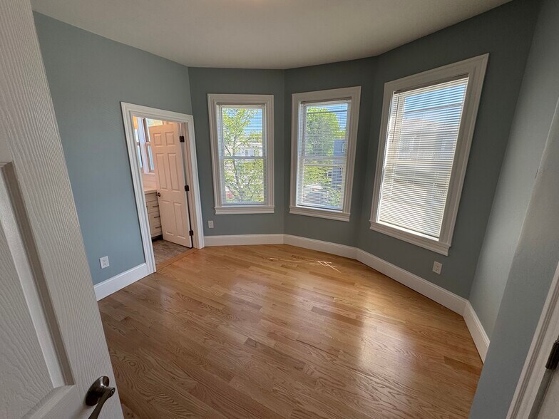 Building Photo - 116 Holland St