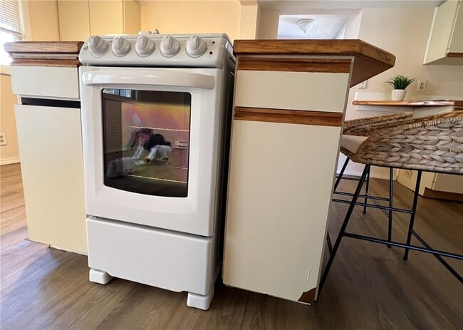 Building Photo - 404 Perry St