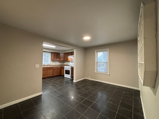 Building Photo - 3 Bedroom 1 Bath, Single Family Home, Lyell - Otis Neighborhood!