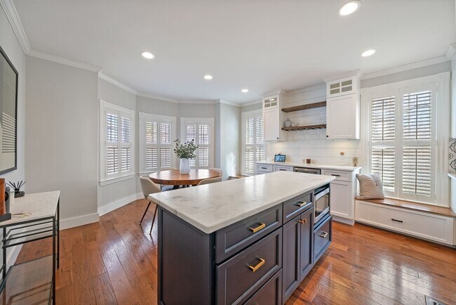 Building Photo - 71 King St