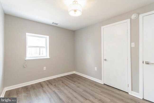 Building Photo - 515 W Girard Ave